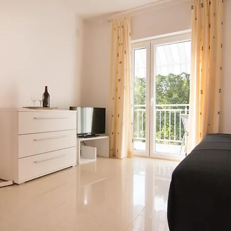 Apartment Jela 2124 *